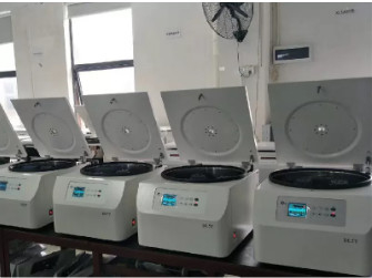 ราคาดี 4000rpm Swing Out Rotor Floor Standing Extractor Centrifuge สำหรับการสกัดน้ำมัน ออนไลน์